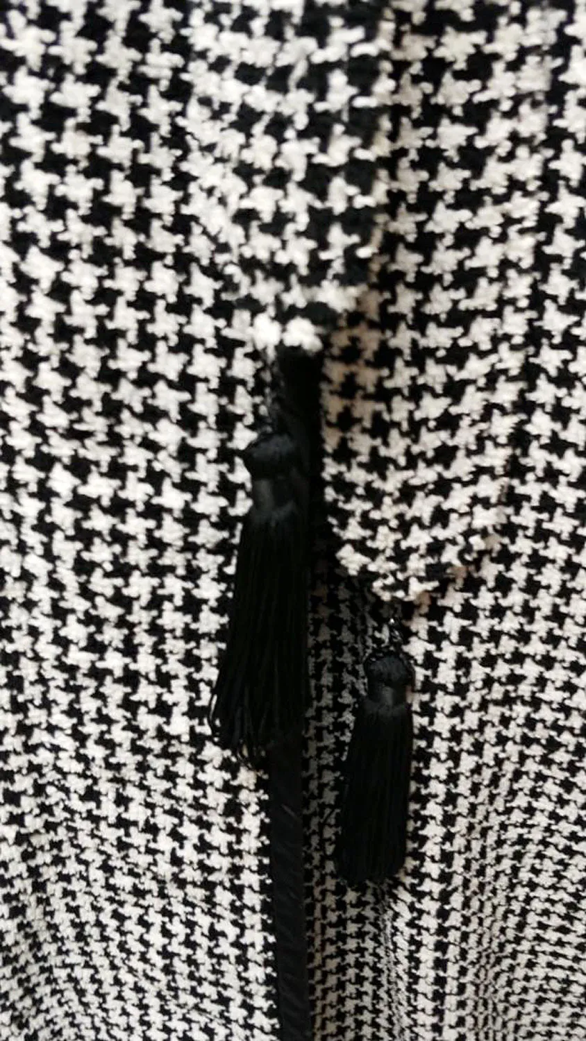 *FABULOUS SOPHISTICATED VINTAGE I. MAGNIN BLACK & WHITE HOUNDSTOOTH ROBE WITH TASSEL BELT