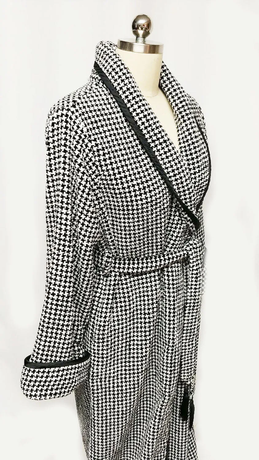 *FABULOUS SOPHISTICATED VINTAGE I. MAGNIN BLACK & WHITE HOUNDSTOOTH ROBE WITH TASSEL BELT