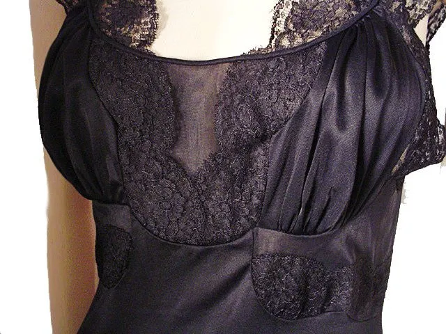 *GORGEOUS VINTAGE MUNSINGWEAR BLACK LACE BIAS GLAMOUR GIRL NIGHTGOWN - EXTRA LONG